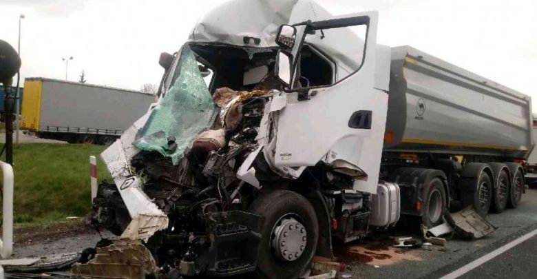 Śląskie: Zderzenie ciężarówek w Koziegłowach [ZDJĘCIA] Lądował śmigłowiec LPR (fot.Śląska Policja)
