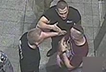 Brutalne pobicie Ukraińca w Zabrzu! Policja poszukuje trzech młodych mężczyzn, których uchwycił monitoring, publikuje ich zdjęcia i prosi o pomoc w namierzeniu napastników (fot. KMP Zabrze)