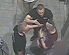 Brutalne pobicie Ukraińca w Zabrzu! Policja poszukuje trzech młodych mężczyzn, których uchwycił monitoring, publikuje ich zdjęcia i prosi o pomoc w namierzeniu napastników (fot. KMP Zabrze)