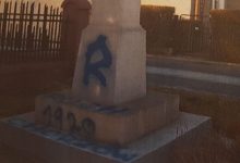 Pseudokibice Ruchu zniszczyli zabytkowy krzyż w Mikołowie