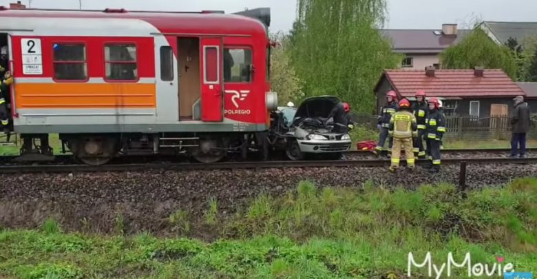 O włos od tragedii w Andrychowie! Kobieta wjechała samochodem osobowym wprost pod jadący pociąg! Zdjęcie pochodzi z kanału mamNewsa/youtube.com