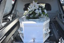 Tragedia! Trumna z ciałem wypadła na ulicę!