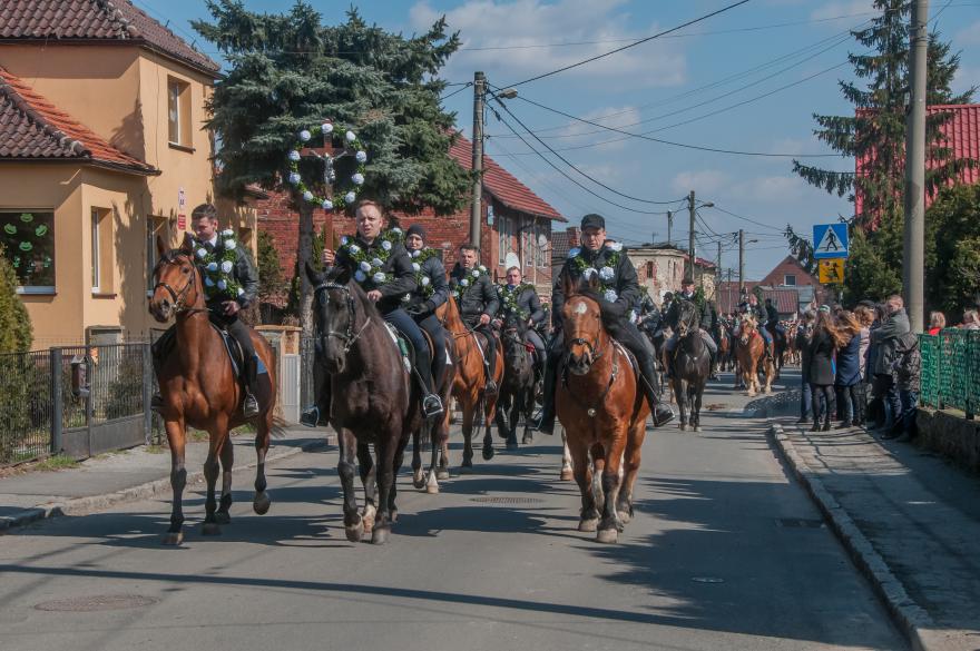 Wspaniała procesja konna w Ostropie. Idealny plan na Lany Poniedziałek