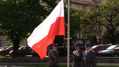 - Nie planujemy zamykania sklepów, nie planujemy odcinania kordonem sanitarnym żadnych dużych miast w Polsce - komentuje aktualną sytuację Minister Rozwoju Jadwiga Emilewicz. Kolejna konferencja ma na celu dementowanie co rusz powstających plotek o sytuacji w RP, w związku z szalejącym koronawirusem. [archiwum]