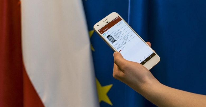 Na eurowybory zabierz długopis i smartfon z aplikacją mObywatel. To wystarczy (fot.MInisterstwo Cyfryzacji)