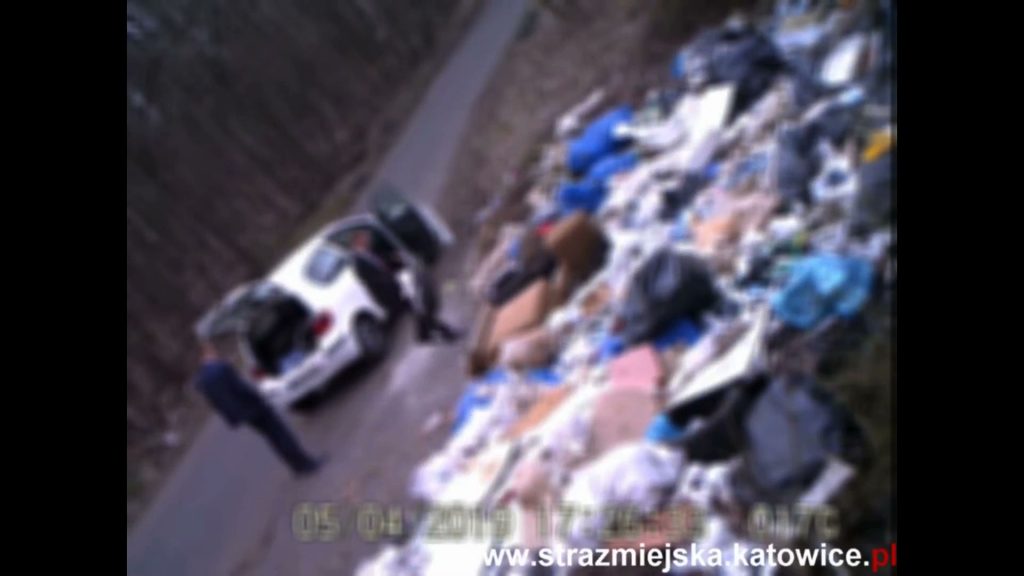 Katowice: Foto-pułapka sfotografowała wyrzucanie śmieci do lasu. Zobaczcie TYCH śmieciarzy! (fot. SM Katowice)