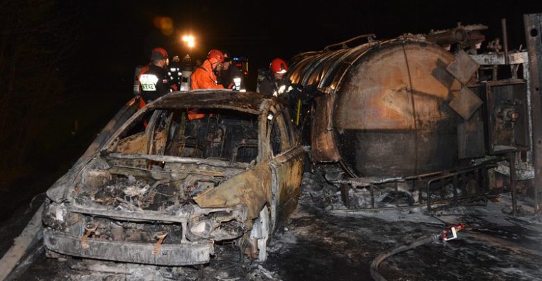 Masakra! Samochody w ogniu, kilka osób poszkodowanych w szpitalu (fot. Policja Podkarpacka)