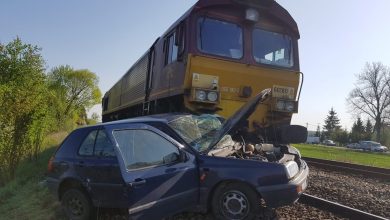 Wypadek na przejeździe kolejowym. Kobieta jadąca golfem zderzyła się z lokomotywą (fot.Policja Warmińsko-Mazurska)