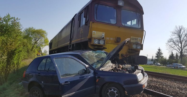 Wypadek na przejeździe kolejowym. Kobieta jadąca golfem zderzyła się z lokomotywą (fot.Policja Warmińsko-Mazurska)