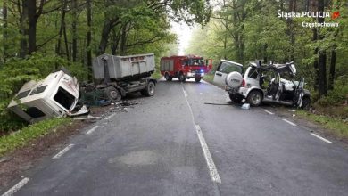 Śląskie: Śmiertelny wypadek w Srocku [FOTO] Nie żyje kierowca vitary (fot.KMP Częstochowa)