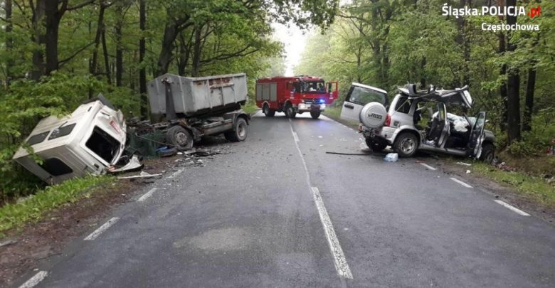 Śląskie: Tragiczny wypadek w Srocku! [ZDJĘCIA] Samochody kompletnie zmiażdżone! (fot. KMP Częstochowa)