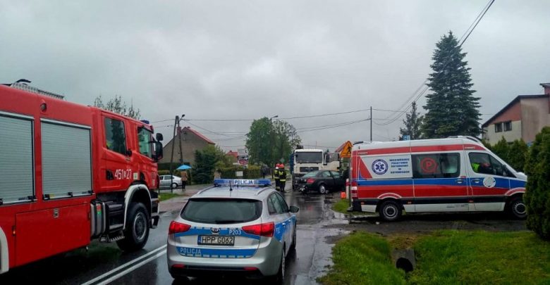 Śmiertelny wypadek w Łanach Wielkich pod Gliwicami. W środę, 15 maja doszło tu do zderzenia ciężarówki i samochodu osobowego. Niestety - w wypadku zginął kierowca osobówki (fot.KMP Gliwice)