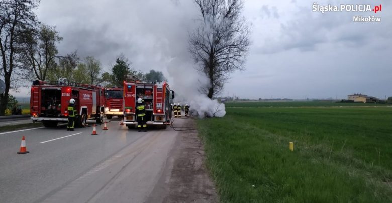 Tragiczny wypadek w Orzeszu! [FOTO] Samochód stanął w płomieniach (KMP Mikołów)