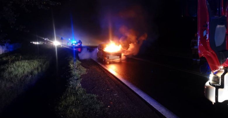 Tarnowskie Góry: Samochód zapalił się w trakcie jazdy! Doszczętnie spłonął