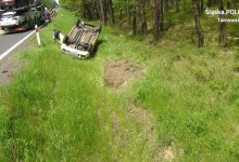 Groźny wypadek na DK 11 w Tworogu [ZDJĘCIA] Samochód wypadł z drogi i dachował (fot. KMP Tarnowskie Góry)