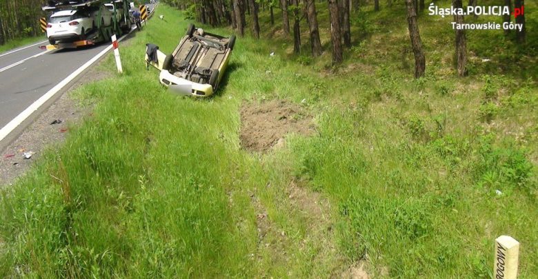 Groźny wypadek na DK 11 w Tworogu [ZDJĘCIA] Samochód wypadł z drogi i dachował (fot. KMP Tarnowskie Góry)