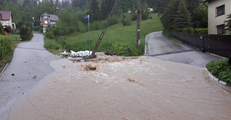 Zapadła decyzja o ewakuacji części mieszkańców gminy Wilkowice. Zbiornik retencyjny jest napełniony do maksimum, wodę starają się odpompować strażacy (fot. Urząd Gminy Wilkowice)