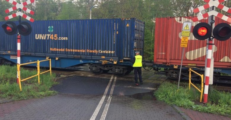 Śląskie: Groźny wypadek na przejeździe kolejowym! [ZDJĘCIA] Kierowca wjechał pod pociąg!