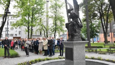 Rzeźba „Wiktorii rzucającej wieniec” oraz odrestaurowany zieleniec przy Katowickim Centrum Onkologii zostały oddane do użytku pacjentów i odwiedzających (fot.slaskie.pl)