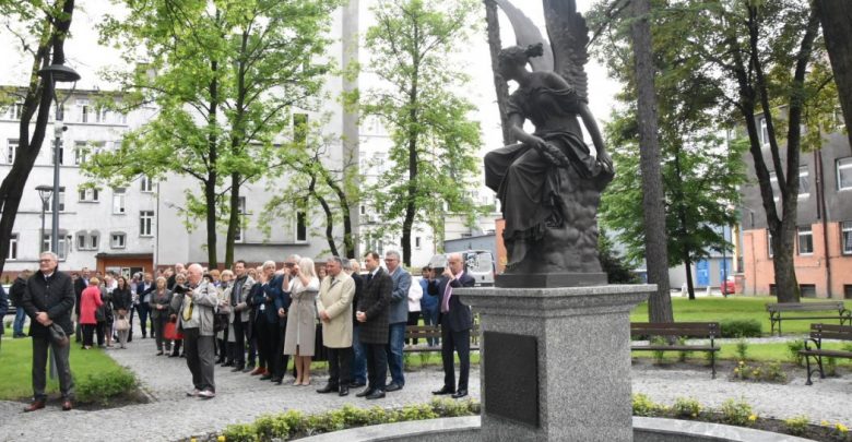 Rzeźba „Wiktorii rzucającej wieniec” oraz odrestaurowany zieleniec przy Katowickim Centrum Onkologii zostały oddane do użytku pacjentów i odwiedzających (fot.slaskie.pl)