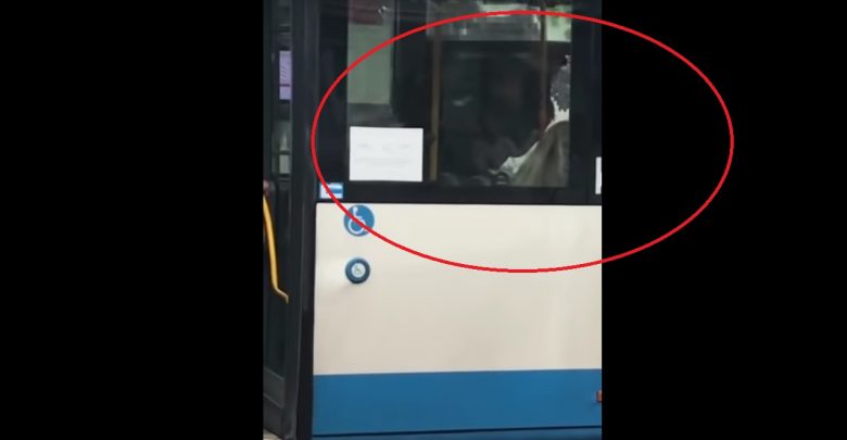 Śląskie: Ostra bijatyka w autobusie. WIDEO nagrali przerażeni pasażerowie! (fot. youtube/rybnik.com.pl)