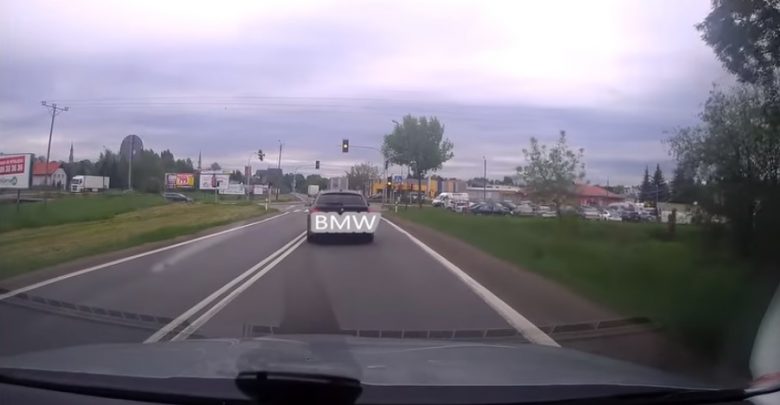 Śląskie: Kierowcy BMW nie spodobało się czerwone światło. Nie uwierzycie co zrobił! [WIDEO] Źródło: youtube.com/ronin szogun