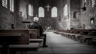 Profanacja miała miejsce w kościele św. Jana Ewangelisty w Kwidzynie. Nieznani do tej pory sprawcy połamali i zdeptali kościelny krzyż. Na tym jednak nie poprzestali. Do kropielnicy wlali alkohol! (fot.pixabay.com-poglądowe)