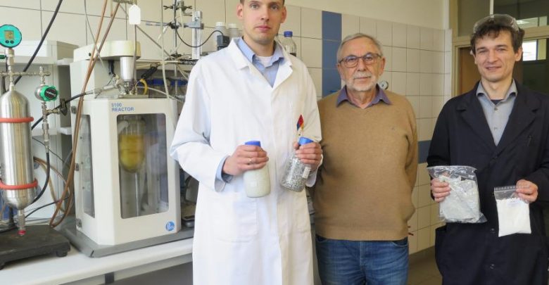 Od lewej: mgr inż. Szymon Wojciechowski, prof. Jan Zawadiak, dr inż. Tomasz Piotrowski, fot. A. Świderska/UM Gliwice