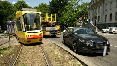 Katowice: Tramwaj wykoleił się na Korfantego. Kawałki krawężnika latały w powietrzu!