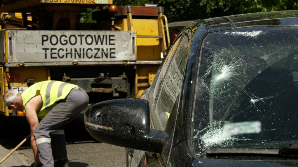 Katowice: Tramwaj wykoleił się na Korfantego. Kawałki krawężnika latały w powietrzu!