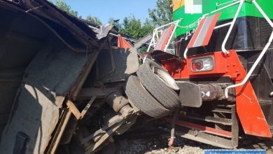 Wjechał wprost pod pociąg. Kierowca autobusu nie zatrzymał się przed znakiem STOP. Rozmawiał przez telefon (fot.policja.pl)