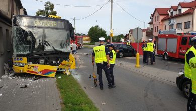 Czołowe zderzenie chryslera z autobusem komunikacji miejskiej [ZDJĘCIA] Nie żyje 49-letnia kobieta (fot.Policja Kujawsko-Pomorska)