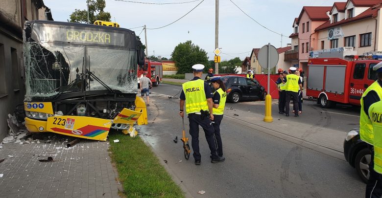 Czołowe zderzenie chryslera z autobusem komunikacji miejskiej [ZDJĘCIA] Nie żyje 49-letnia kobieta (fot.Policja Kujawsko-Pomorska)