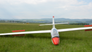 Motocyklista zderzył się z lądującym szybowcem! Zginął na miejscu(fot,Policja)
