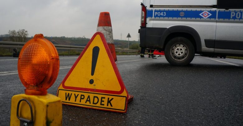 Wypadek na DK1 w Kobiórze. Lądował śmigłowiec LRP (fot.KPP Pszczyna)