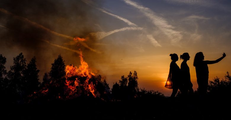 Wznoszenie i palenie olbrzymich ognisk to w Jaworznie pradawna tradycja. To Jaworznickie Sobótki (fot.Paweł Jędrusik - Fotografia)
