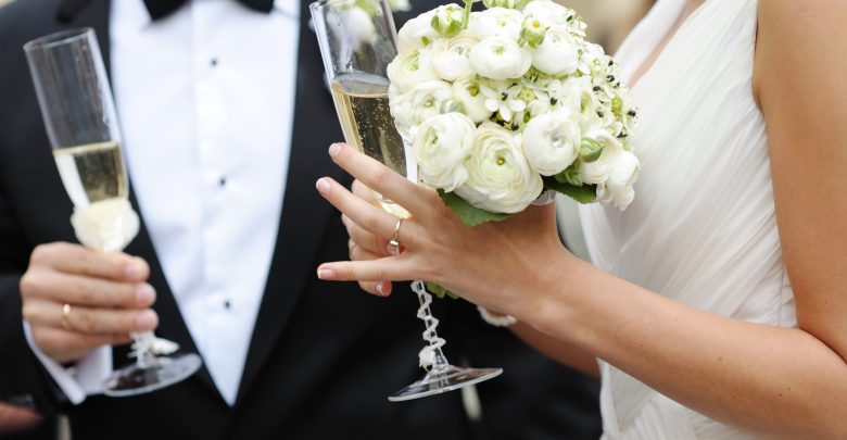 Jak zaoszczędzić na weselu? Zobacz, z czego warto zrezygnować podczas przygotowań!