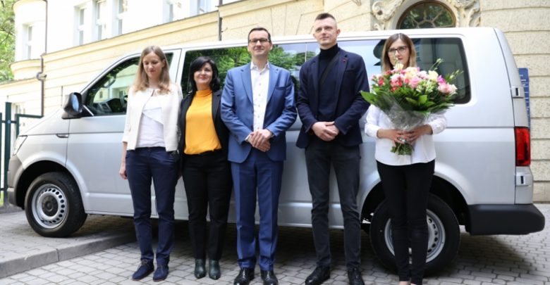 Premier Morawiecki odwiedził sześcioraczki i ich rodziców. Rodzina dostała w prezencie 9-osobowe auto (fot.premier.gov.pl)