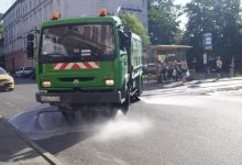 Gdy upał doskwiera i prawie roztapia asfalt, polewaczka ułatwia życie kierowcom i przechodniom przemierzającym śródmieście Gliwic (fot.UM Gliwice/ZDM Gliwice)