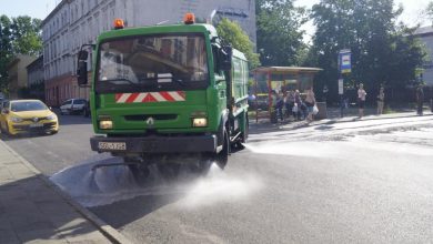 Gdy upał doskwiera i prawie roztapia asfalt, polewaczka ułatwia życie kierowcom i przechodniom przemierzającym śródmieście Gliwic (fot.UM Gliwice/ZDM Gliwice)