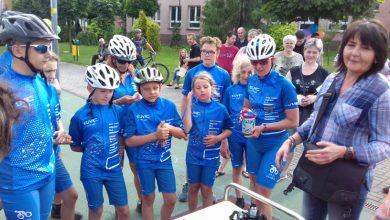 Przejechali 700 km na rowerach, żeby pani Halina miała łazienkę [WIDEO]