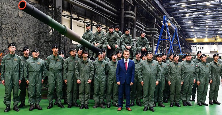 W gliwickim Bumarze-Łabędy modernizowane będą dla polskiej armii czołgi T-72. Umowa podpisana dzisiaj przez szefa resortu obrony to 1,75 mld złotych (fot.MON)