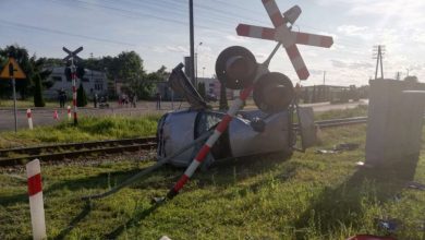 Tragiczny wypadek na przejeździe kolejowym. Kierowca volkswagena zignorował czerwone światło (fot.Policja Kujawsko-Pomorska)