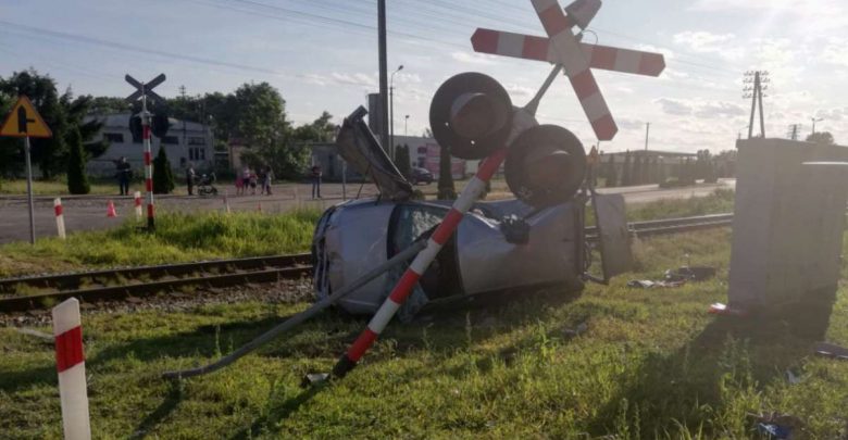 Tragiczny wypadek na przejeździe kolejowym. Kierowca volkswagena zignorował czerwone światło (fot.Policja Kujawsko-Pomorska)
