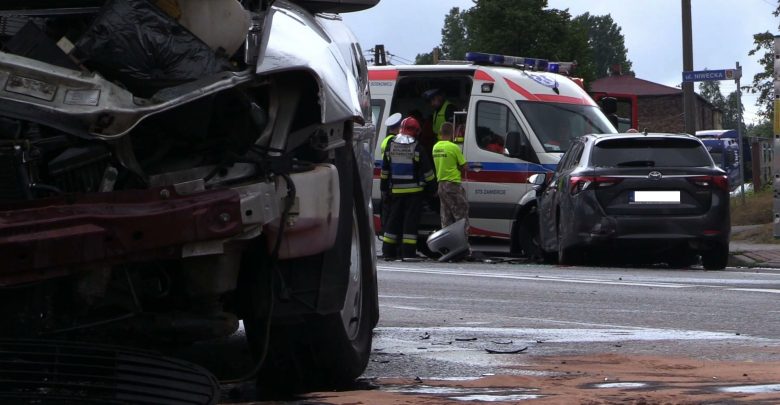 Wypadek na DK 78 w Porębie. Do zdarzenia dwóch samochodów osobowych doszło dziś rano po godz 10, za skrzyżowaniem, na którym można zjechać na Żelisławice