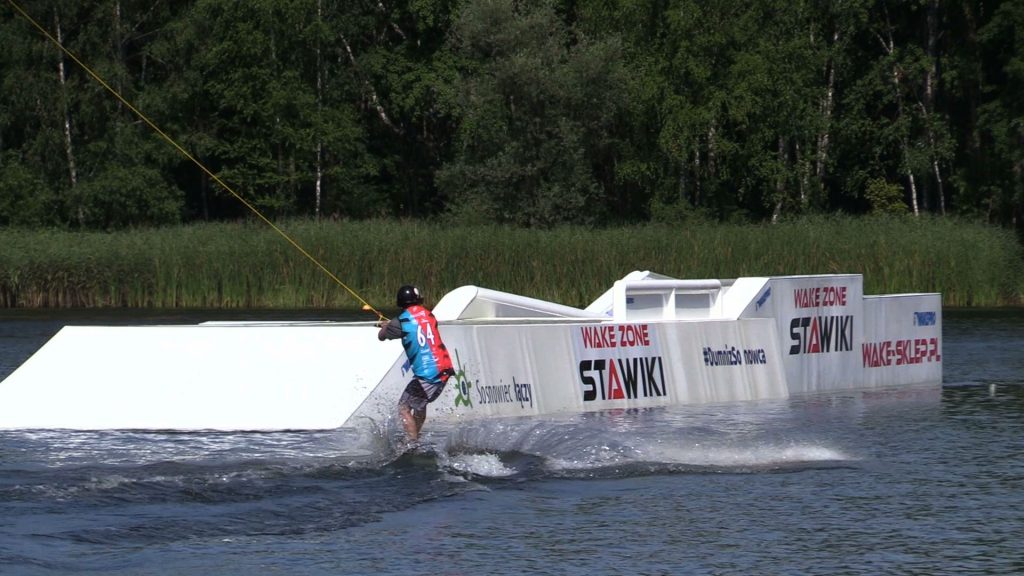 Ależ oni latają nad wodą! W Sosnowcu ruszyły Mistrzostwa Europy i Afryki w Wakeboardzie