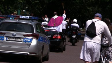 Tychy: Biskup z jadącego kabrioletu poświęcił samochody i motocykle