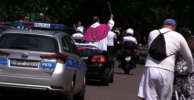 Tychy: Biskup z jadącego kabrioletu poświęcił samochody i motocykle