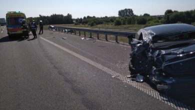 Wypadek na A4. Ciężarówka uderzyła w stojącego na poboczu mercedesa (fot. Policja Podkarpacka)