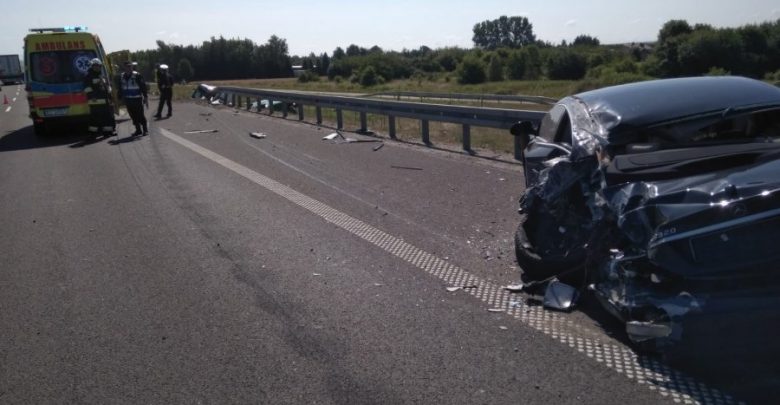Wypadek na A4. Ciężarówka uderzyła w stojącego na poboczu mercedesa (fot. Policja Podkarpacka)